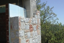 Konstruktion Außen- und Innenwände (Außenwand aus Naturstein 28 cm – Innenwand Ziegel 12 cm und Wärmeisolierung)